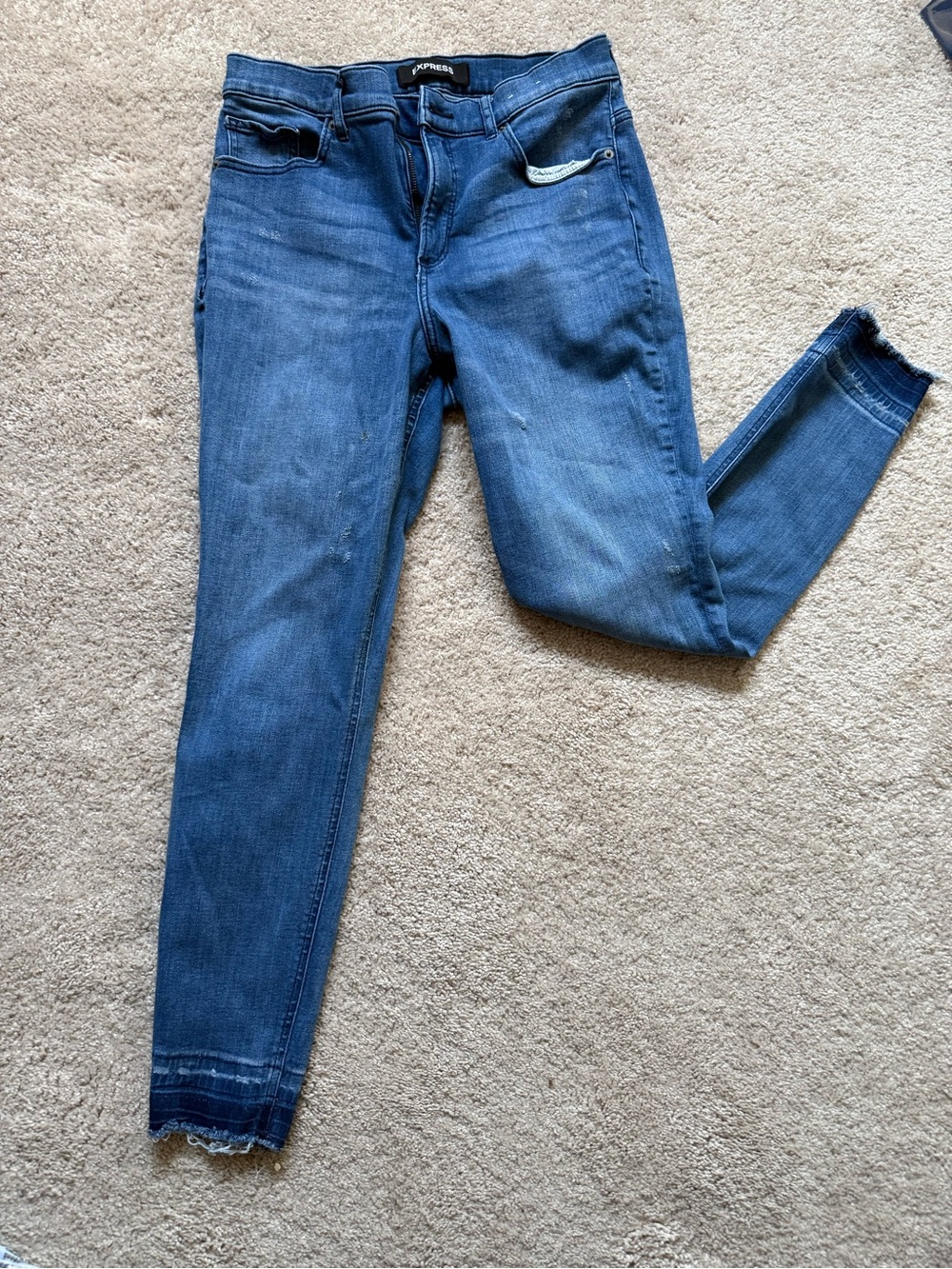 Kensie Mid-Blue Skinny Jeans with Frayed Ankle
